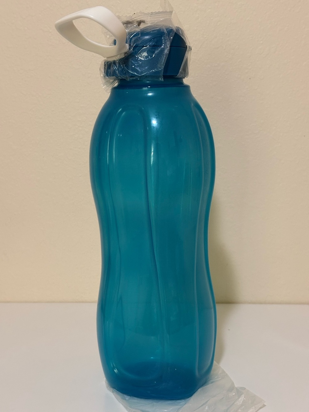 New Tupperware  Eco twist 1.5L  blue peacock Water Bottle with handle.